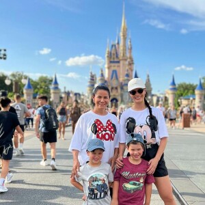 Andressa Suita posa com a mãe, Suely, e os filhos na Disney