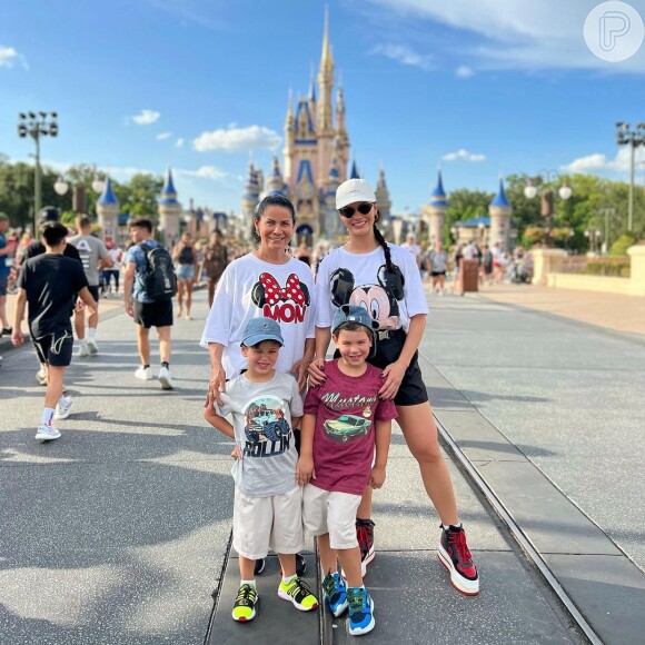 Andressa Suita posa com a mãe, Suely, e os filhos na Disney