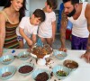Andressa Suita e Gusttavo Lima observam filhos ornamentarem bolo de aniversário
