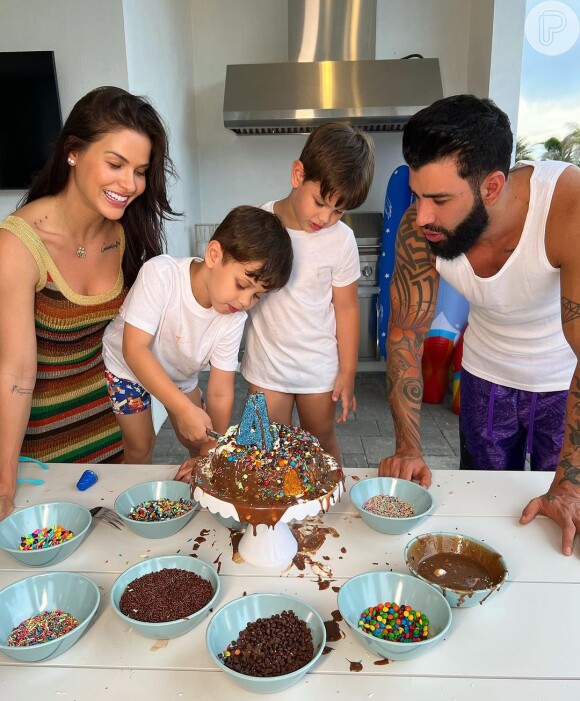 Andressa Suita e Gusttavo Lima observam filhos ornamentarem bolo de aniversário