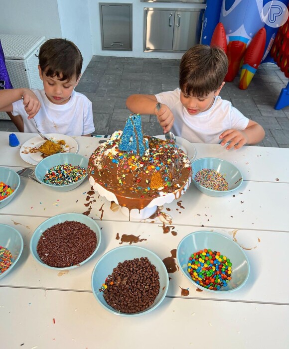 Filhos de Andressa Suita e Gusttavo Lima comem bolo do aniversário de Samuel