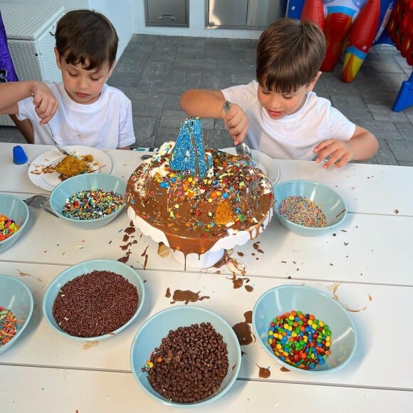 Filhos de Andressa Suita e Gusttavo Lima comem bolo do aniversário de Samuel