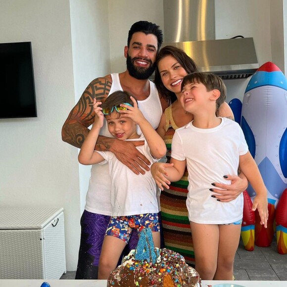 Andressa Suita e Gusttavo Lima posam com os filhos em comemoração em casa
