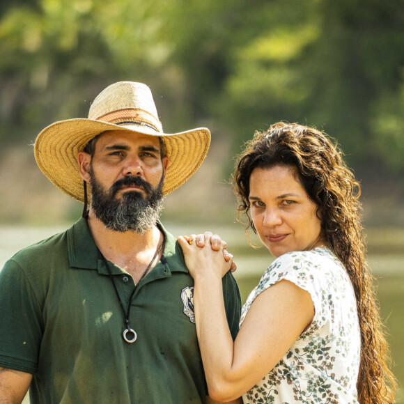 Tenório se vinga da traição da mulher, Maria Bruaca, com Alcides na novela 'Pantanal'