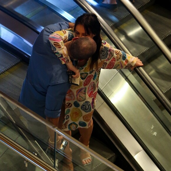 Paolla Oliveira e Diogo Nogueira foram clicados trocando beijos após jantar