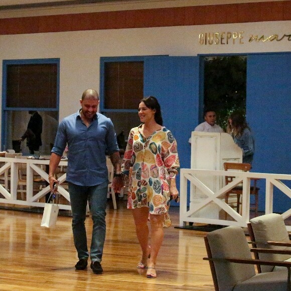 Paolla Oliveira e Diogo Nogueira sairam de mãos dadas pelos corredores