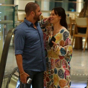 Paolla Oliveira escolheu look estampado, bem à vontade, para ir ao shopping com Diogo Nogueira