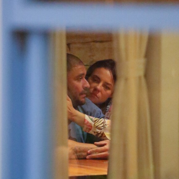 Paolla Oliveira e Diogo Nogueira jantaram em um restaurante no shopping Village Mall, no Rio de Janeiro