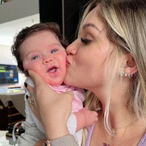 Camila Ângelo também surgiu ao lado da filha, Zaya