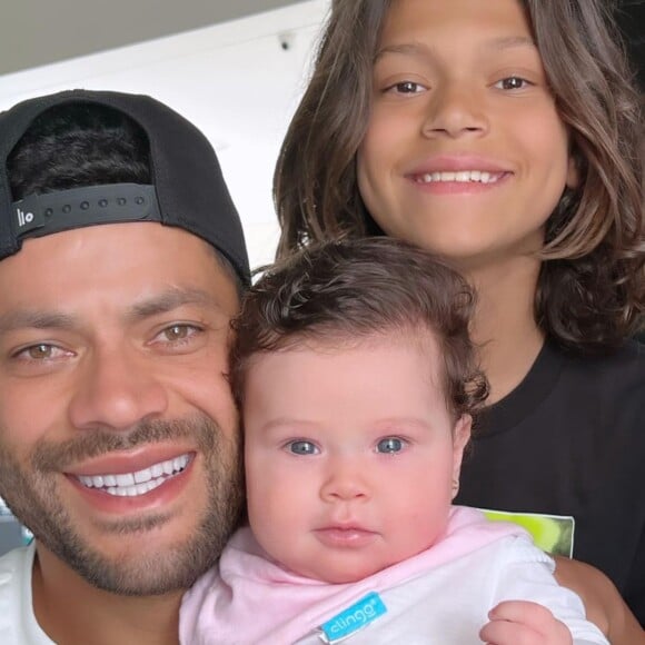 Hulk também surgiu sorridente ao lado das crianças