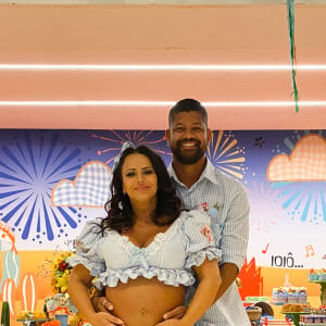 Viviane Araujo e Guilherme Militão fizeram um chá de bebê temático de festa julina