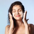 Manter uma rotina de pele com limpeza e produtos com colágeno é a dica de especialista para ter a 'Jello Skin', pele macia