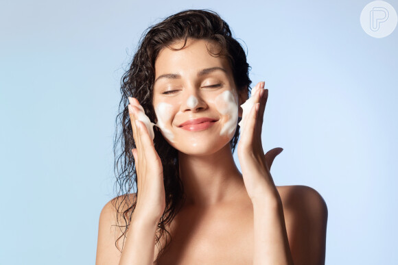 Manter uma rotina de pele com limpeza e produtos com colágeno é a dica de especialista para ter a 'Jello Skin', pele macia