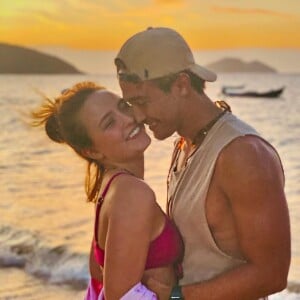 Larissa Manoela está de férias na Itália e André Luiz está gravando 'Cara e Coragem'