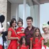 Todos de vermelho, Rodrigo Faro e Vera Viel  posam com as filhas, Helena, Clara e Maria