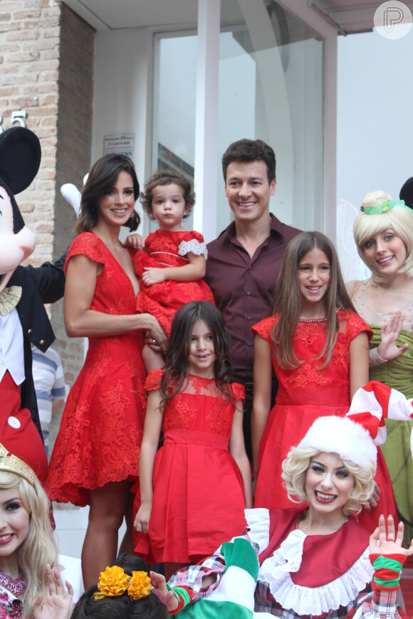 Todos de vermelho, Rodrigo Faro e Vera Viel  posam com as filhas, Helena, Clara e Maria