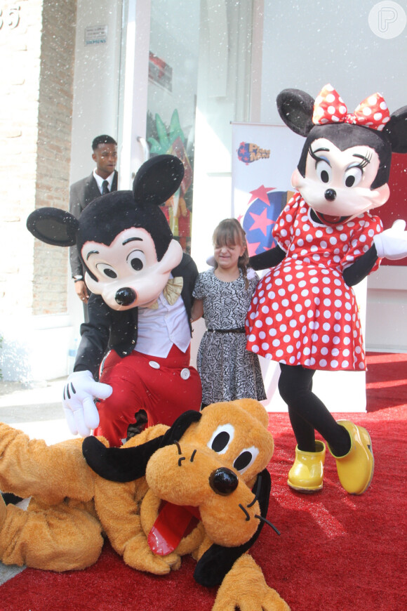 Animada, Rafaella Justus posou com os personagens da Disney na festa de aniversário de 2 anos de Helena, filha de Rodrigo Faro
