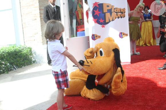 Vittorio, filho de Adriane Galisteu e Alexandre Iódice, se divertiu com personagens da Disney, na festa de aniversário da filha caçila de Rodrigo Faro, Helena