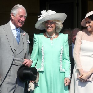 O príncipe Charles e a duquesa da Cornualha desejaram felicitações. "Feliz aniversário para a duquesa de Sussex!"
 