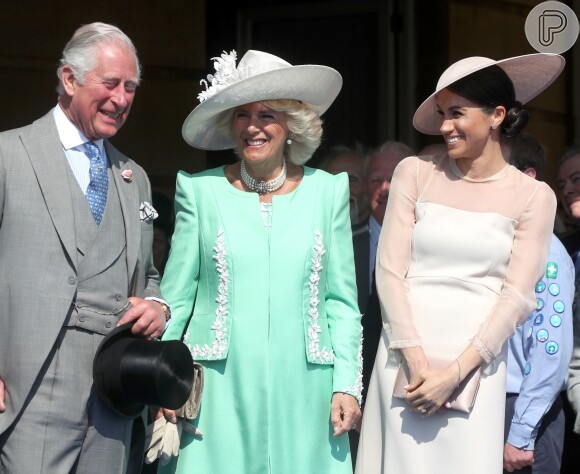 O príncipe Charles e a duquesa da Cornualha desejaram felicitações. "Feliz aniversário para a duquesa de Sussex!"
 