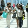 Grávida de sete meses, Taís Araújo passeia com amigas em shopping no Rio