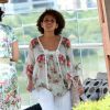Grávida de sete meses, Taís Araújo passeia com amigas em shopping no Rio