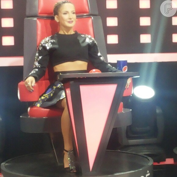 Claudia Leitte usa top cropped e saia curta no 'The Voice Brasil'