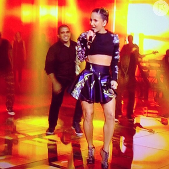 Claudia Leitte também deixou as pernas à mostra ao usar saia curta no 'The Voice'