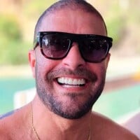 Diogo Nogueira posta foto sem camisa e peitoral do cantor chama atenção de Paolla Oliveira