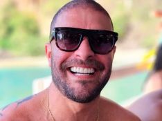 Diogo Nogueira posta foto sem camisa e peitoral do cantor chama atenção de Paolla Oliveira