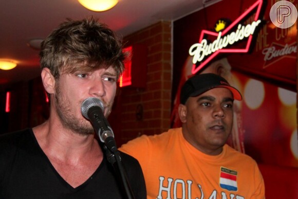 Tom Rezende, namorado de Isis Valverde, se apresenta quase toda quinta-feira em um bar da Barra da Tijuca, em Zona Oeste do Rio
