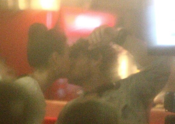 Isis Valverde e Tom Rezende se beijam em bar