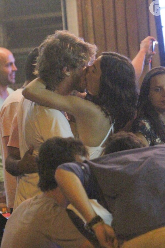 Isis Valverde e Tom Rezende trocam beijos