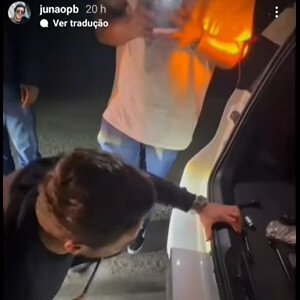 Equipe de Wesley Safadão compartilhou um vídeo na web mostrando o cantor trocando o pneu do carro em que estavam