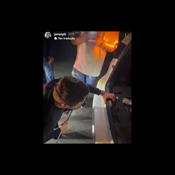 Equipe de Wesley Safadão compartilhou um vídeo na web mostrando o cantor trocando o pneu do carro em que estavam