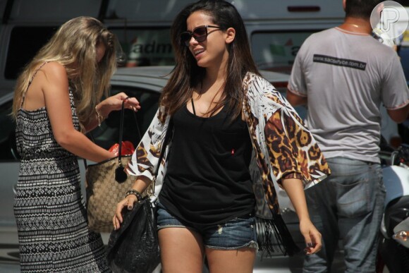 Anitta usou shortinho jeans e quimono com estampa em animal print