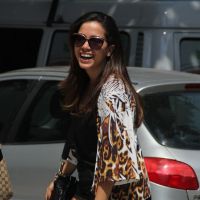 Anitta deixa pernas à mostra durante passeio com amiga no Rio