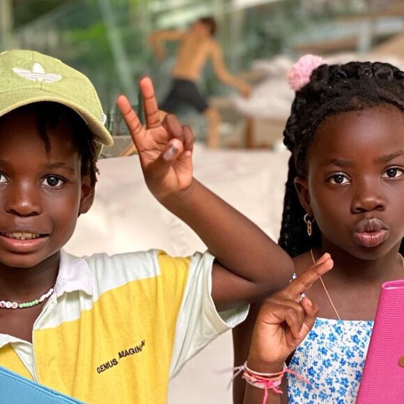 Filha mais velha de Giovanna Ewbank e Bruno Gagliasso, Títi tem 9 anos e Bless, 7