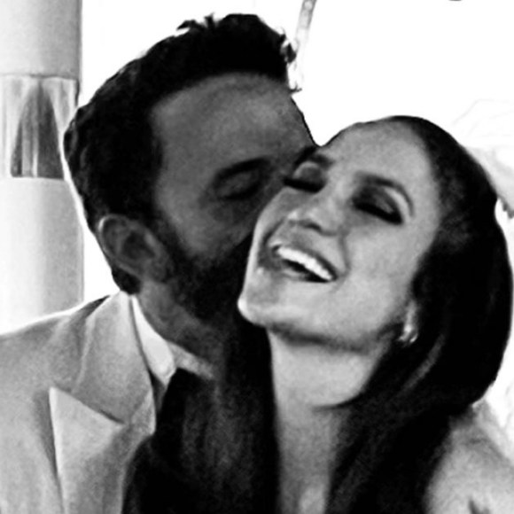 De acordo com o "TMZ", o casal chegou ao local de barco e a cerimônia foi celebrada pelo podcaster Jay Shetty