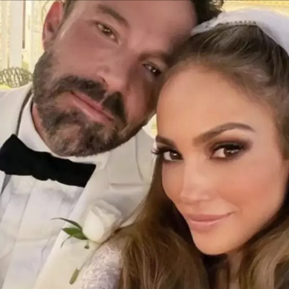Jennifer Lopez apostou em um vestido branco com um véu e uma cauda enorme, assinado por Ralph Lauren. Já Ben optou por um smoking com blazer branco e calça preta