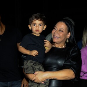 Mãe de Marília Mendonça leva Léo para apresentação de Murilo Huff