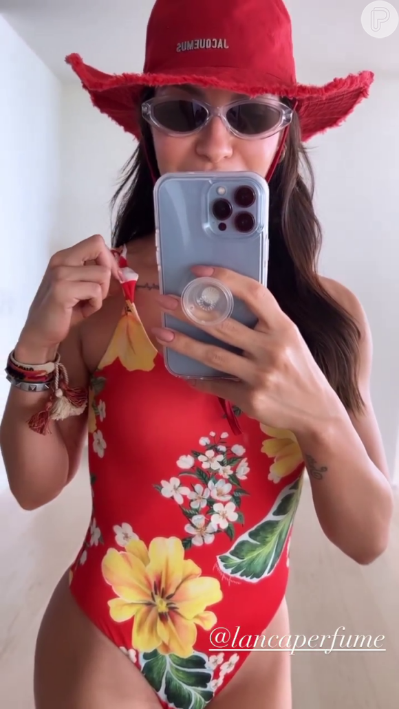 Moda praia de Andressa Suita: body se transforma em uma peça vermelha com estampa florida