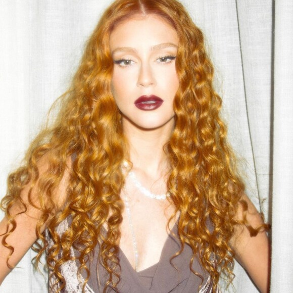 Marina Ruy Barbosa estava bem cacheada e com vestido vintage em jantar beneficente