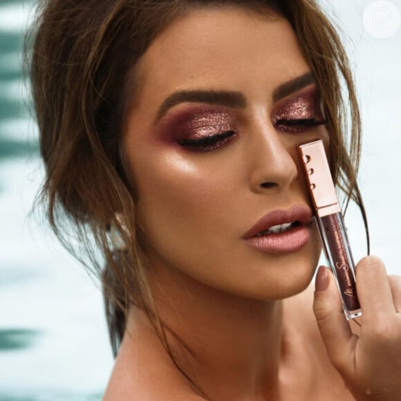 Quem ama maquiagem com brilho pode investir também na Sombra Líquida Shine & Glow, Océane