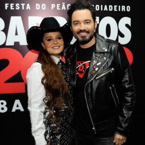 Fernando Zor posou com a namorada, Maiara, em bastidor de show em Barretos