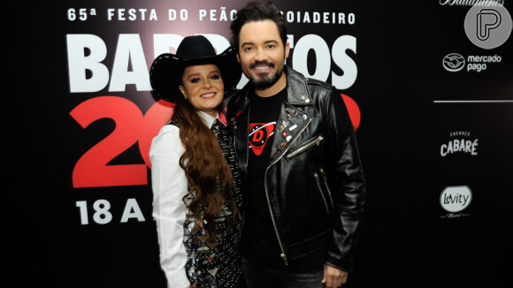 Fernando Zor posou com a namorada, Maiara, em bastidor de show em Barretos