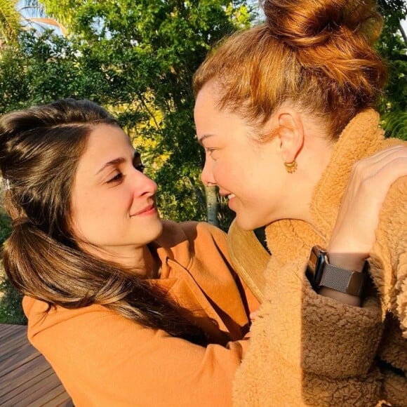 Fernanda Souza e a namorada, Eduarda Porto, assumiram o romance em abril de 2022