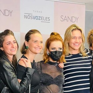 Fernanda Souza e a namorada posaram com Sandy e mais famosas no camarim