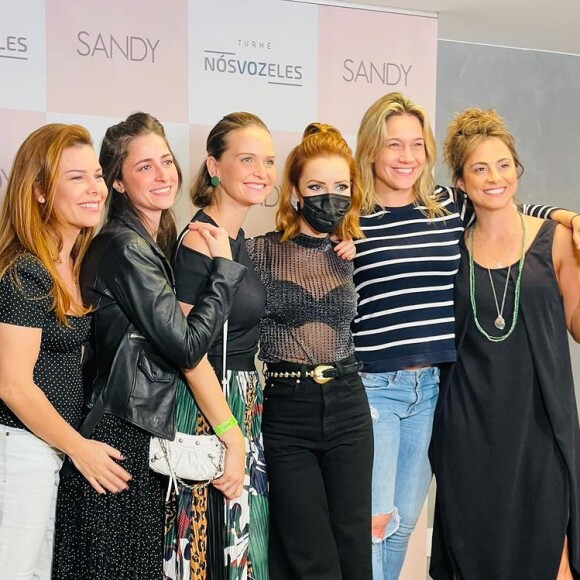 Fernanda Souza e a namorada posaram com Sandy e mais famosas no camarim