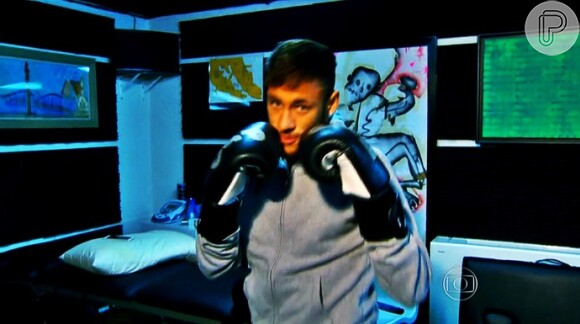Neymar brinca de boxe em sua casa, em Barcelona, na Espanha
